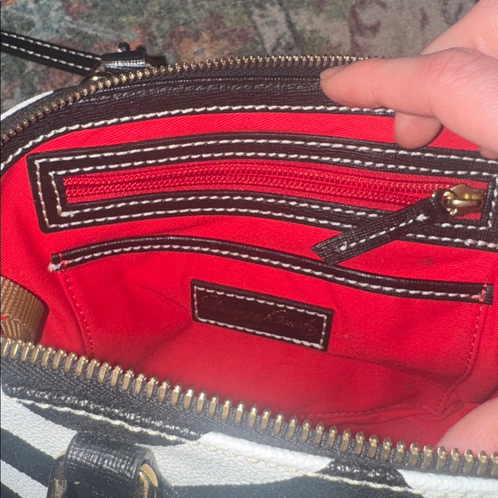 DOONEY & BOURKE Black/White Chevron Ruby Crossbody Bag - Picture 5 of 6